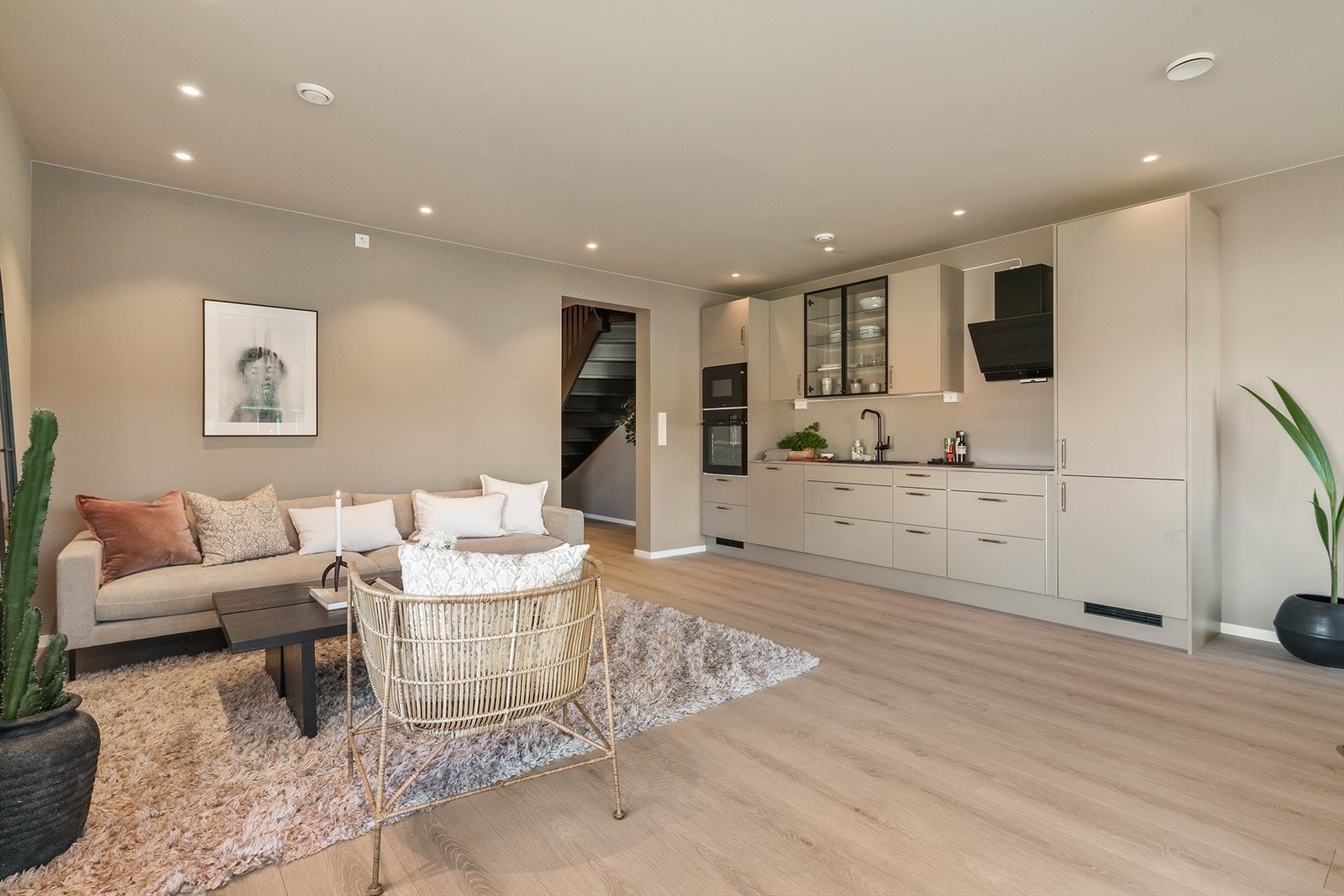 Boligen byr på romslig stue - og kjøkkenløsning. Her har man mulighet til å innrede med både sofagruppe og spisebord. Galleribilde