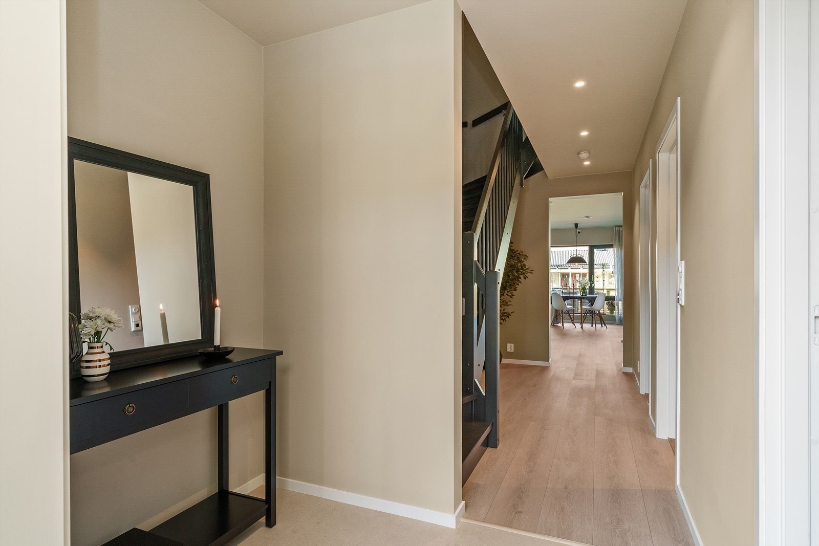 Entré. Entré med god plass til å henge fra seg yttertøy. Galleribilde