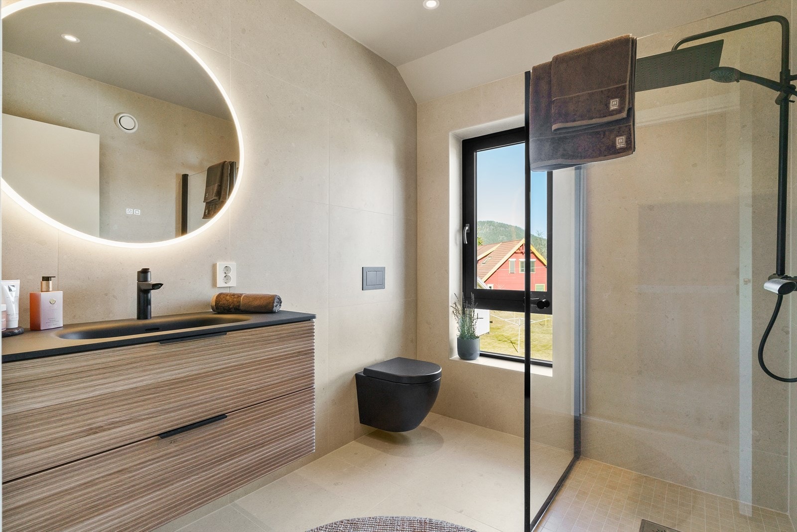 Bad i 2.etasje. Badet har samme uttrykk som bad i 1.etasje, med moderne og delikat uttrykk. Badet har innredning med servant med god plass til oppbevaring, dusjhjørne og vegghengt toalett med skjult sisterne. Galleribilde