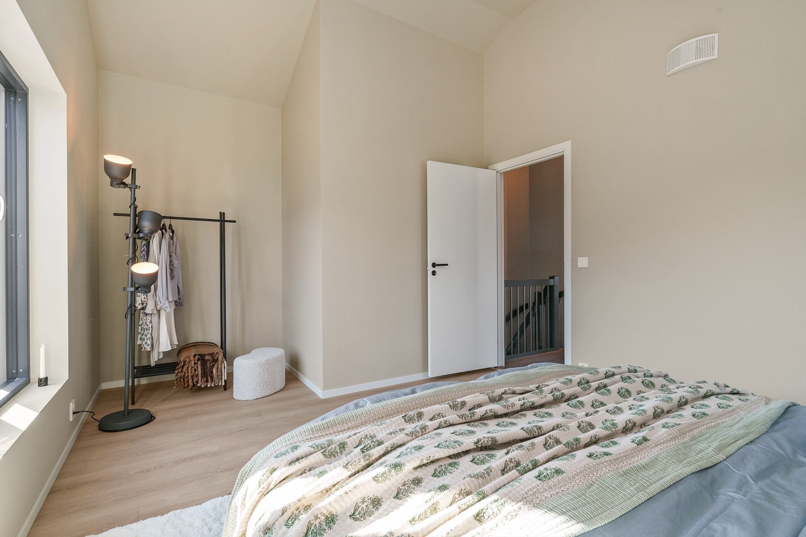 Hovedsoverommet har god plass til dobbeltseng, samt mulighet til å sette inn garderobeløsning. Galleribilde