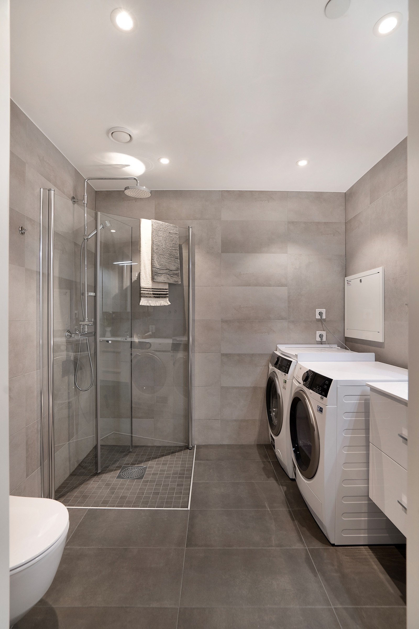 Gjestebad med opplegg for vaskemaskin Galleribilde