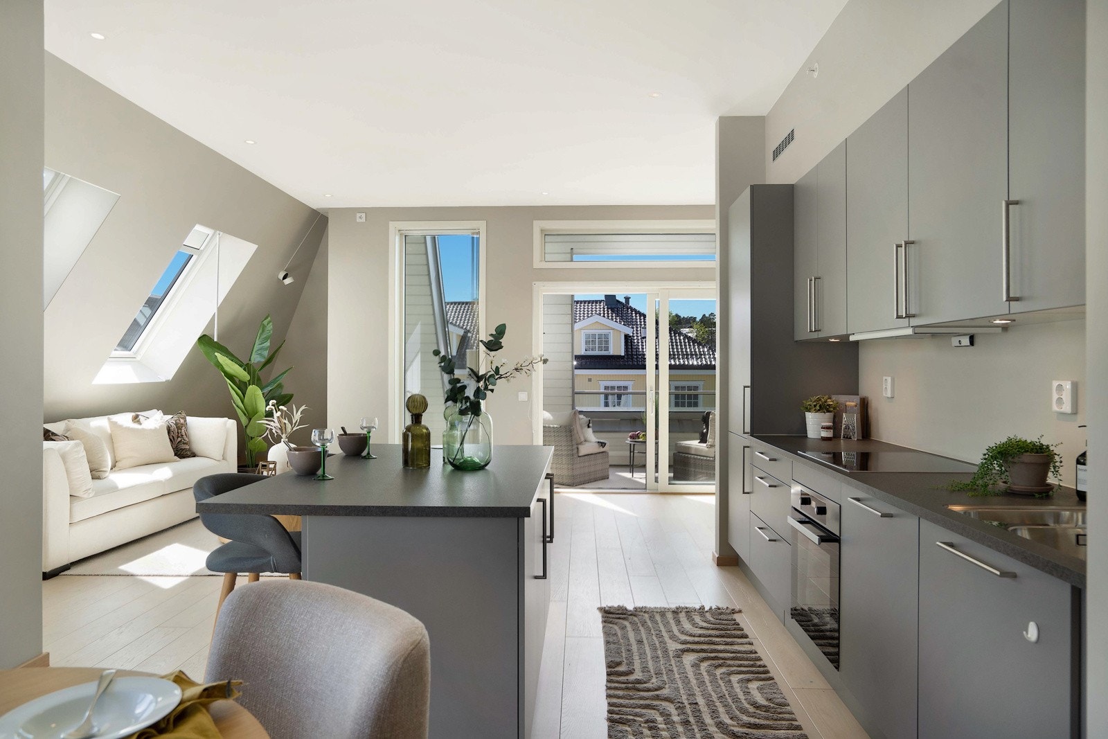 Toppleilighet med mye lys og mange vinduer fra 3 sider Galleribilde