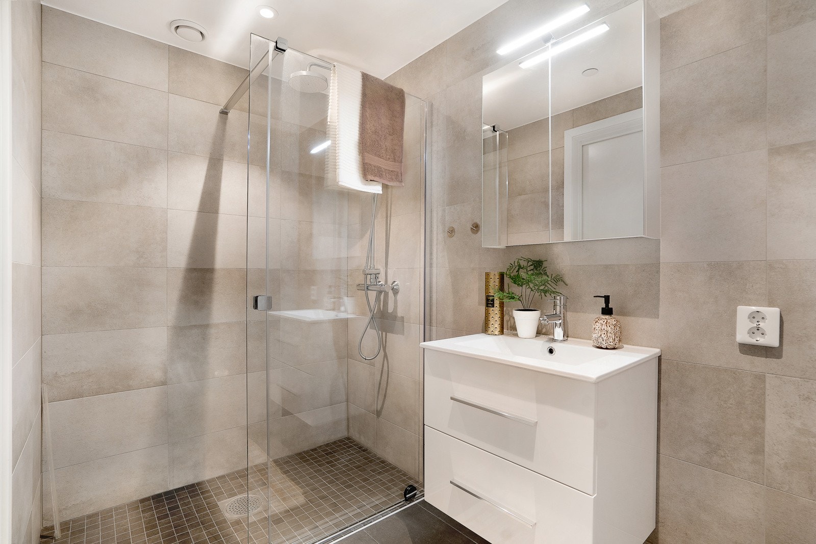 Badet er flislagt med smakfulle og tidløse fliser på guvl og vegger Galleribilde