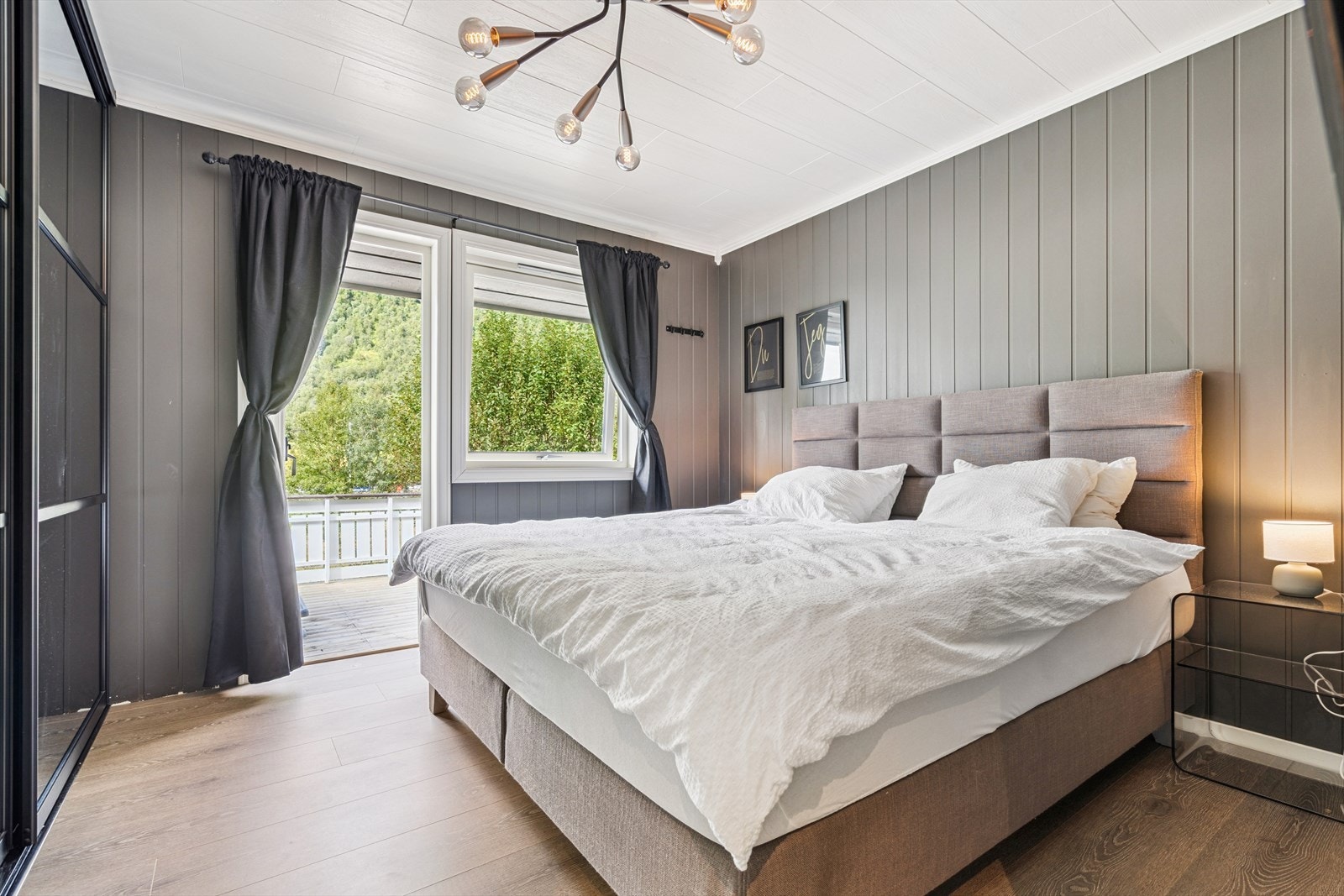 Soverom med utgang til balkong. Galleribilde