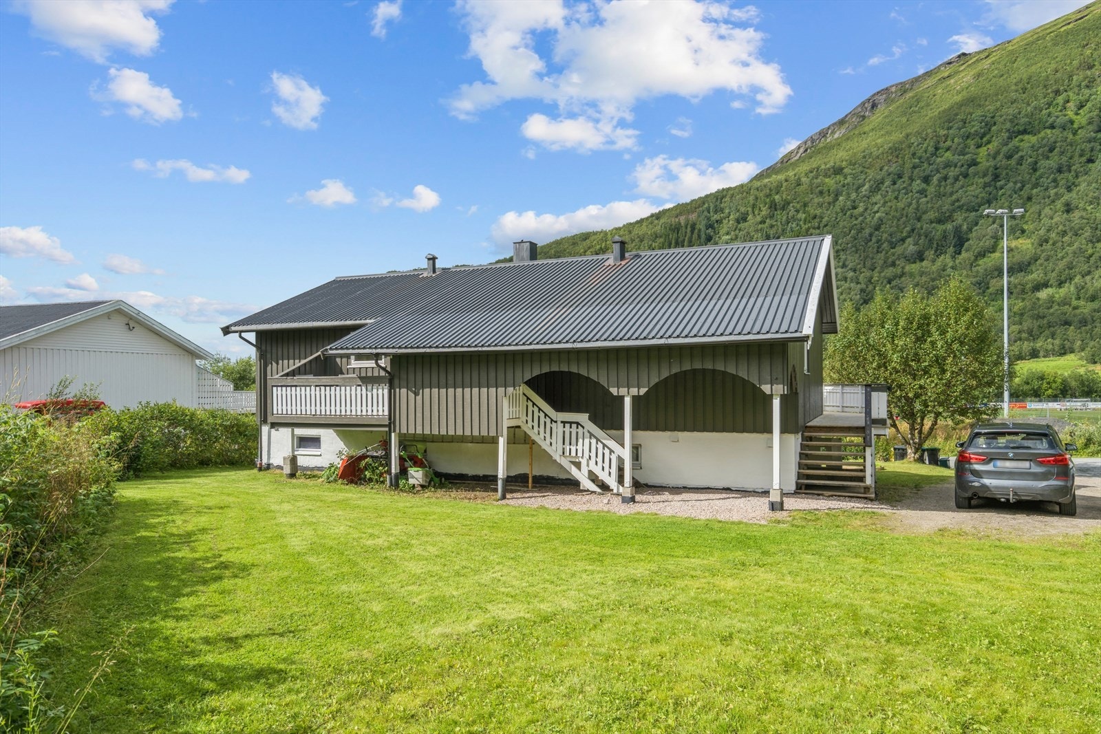 Fasade inngangsparti med hage. Galleribilde