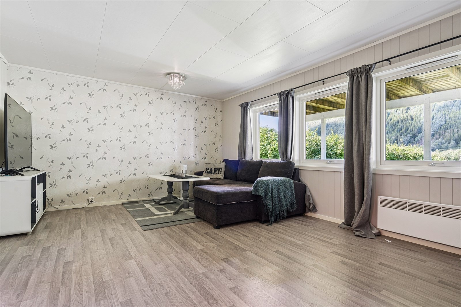 Store vindusflater i stua i utleien som masse lys inn i rommet. Galleribilde