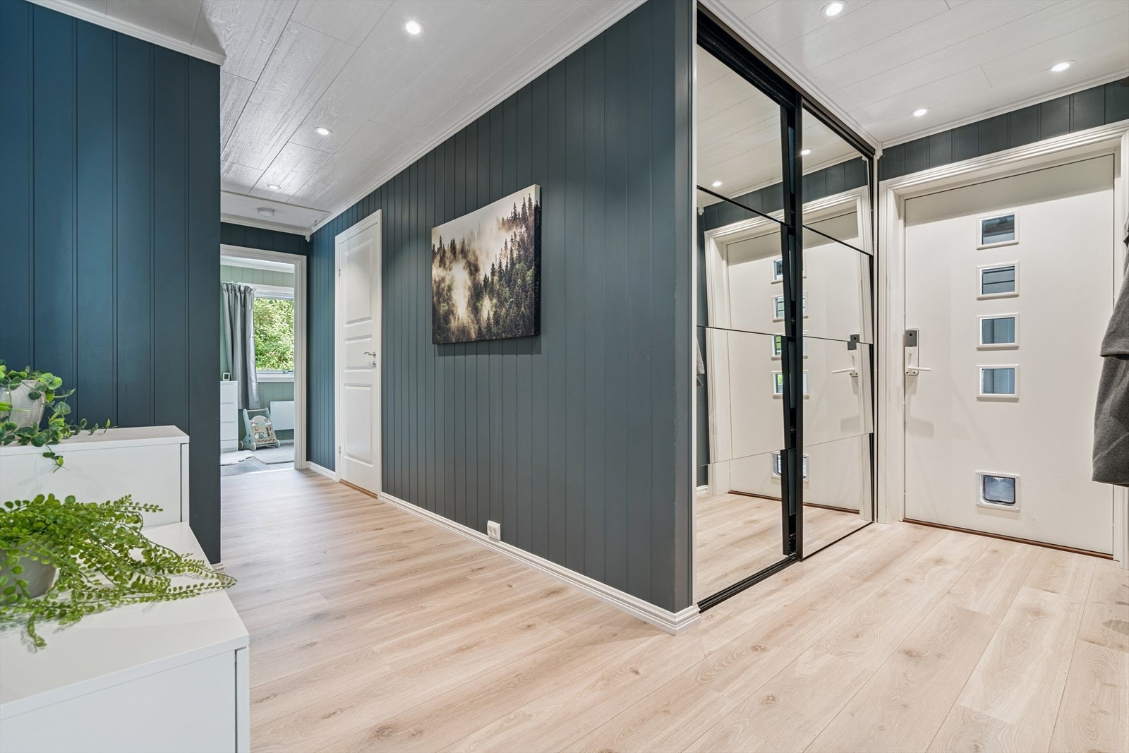 Entré/gang med speilskyvedørsgarderobe Galleribilde