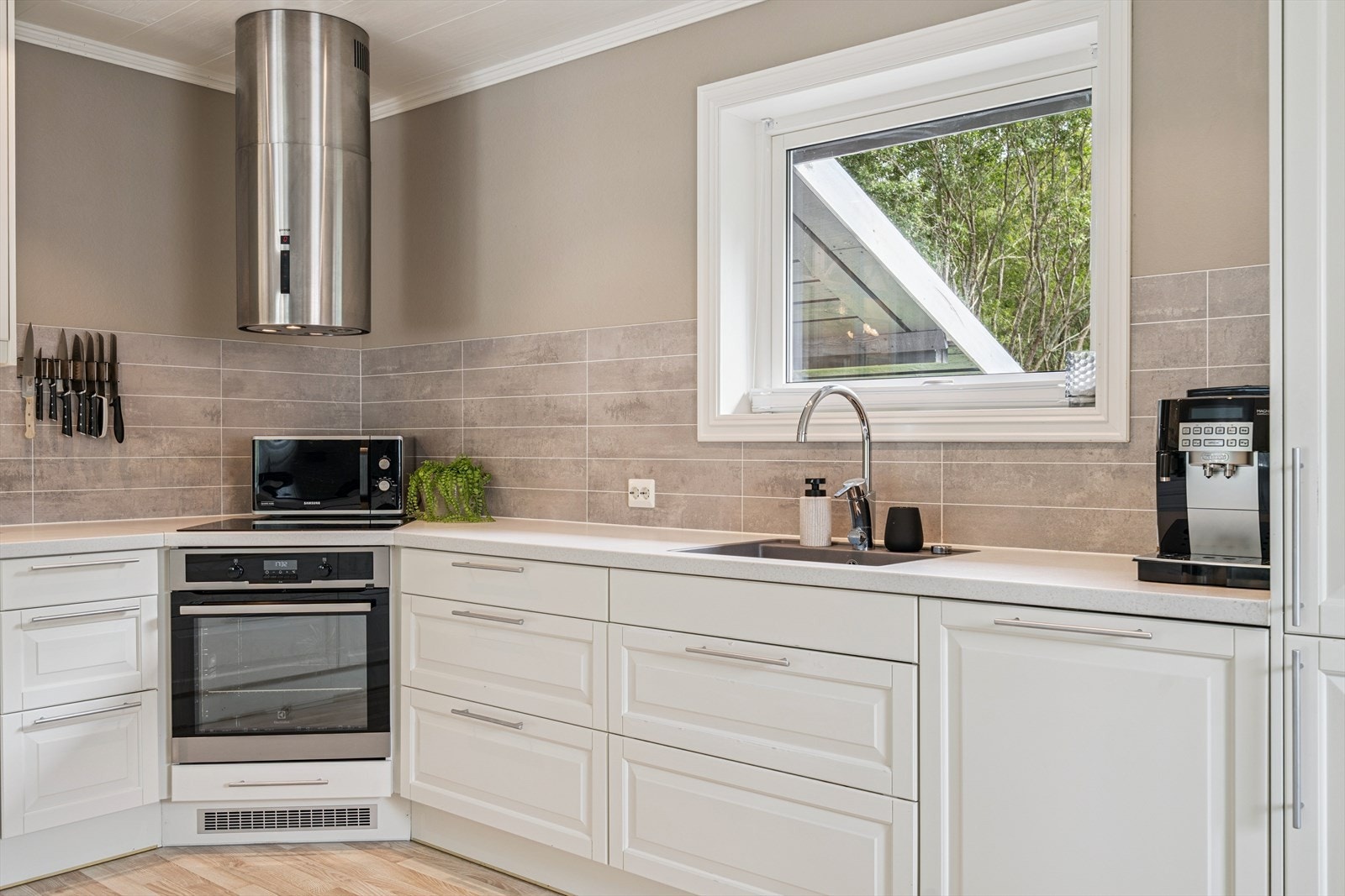 Romslig kjøkken, rikelig med skuffer for oppbevaring og benkeplass. Galleribilde