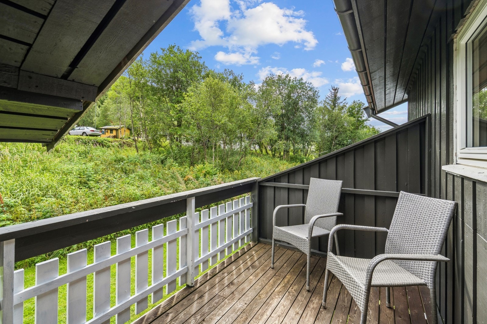 Kjekk liten balkongdel ved entre/inngangsparti. Galleribilde