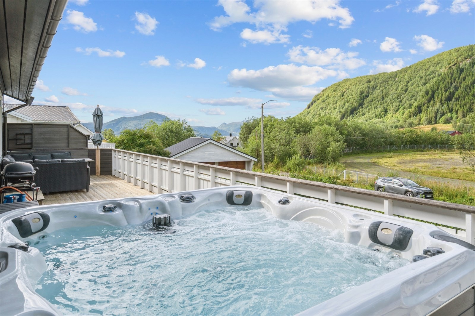 Ikke feil med jaquzzi på balkongen. Forøvrig medfølger jaquzzien ikke i handelen. Galleribilde