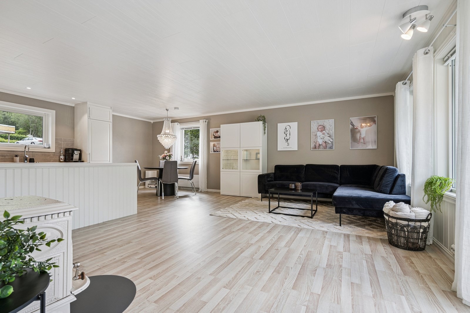 Stor stue med god plass for bord og sittegrupper. Galleribilde