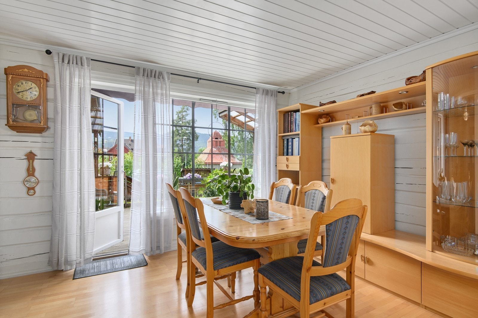 De større vinduene bidrar med naturlig belysning inn Galleribilde