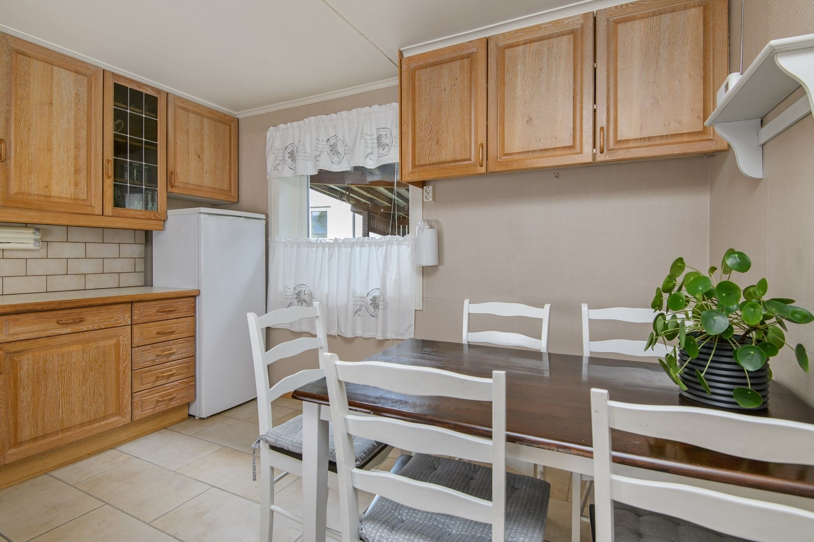 Det er plass til spisegruppe på kjøkkenet Galleribilde