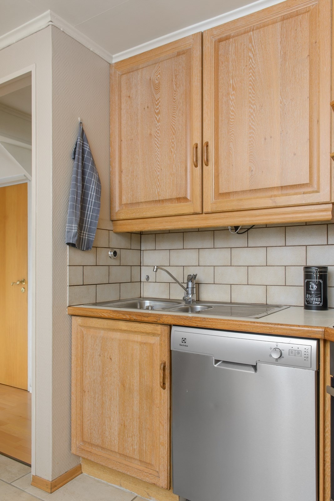 Det er plass til oppvaskmaskin, komfyr, platetopp og kjøleskap Galleribilde