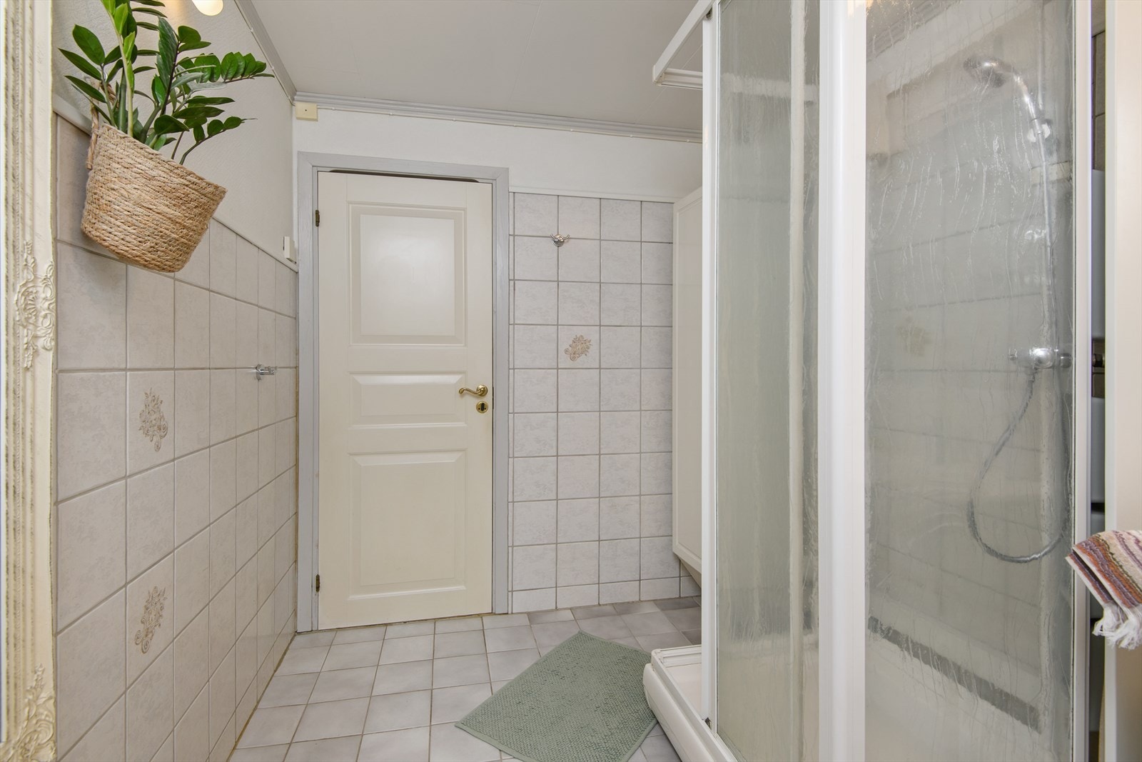 Innredet med dusjkabinett og servant Galleribilde