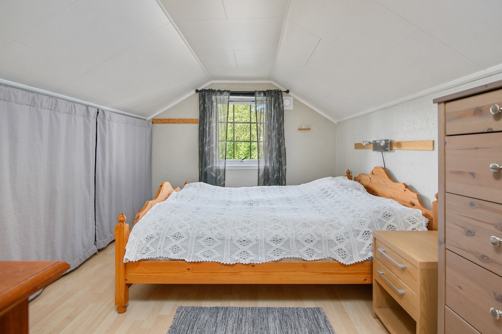 Boligen har tre soverom i lyse farger Galleribilde