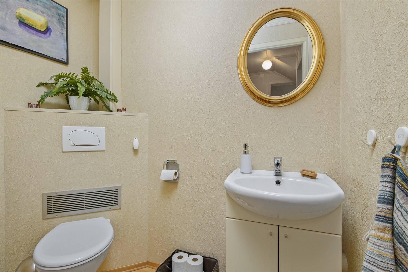 Praktisk, separat toalettrom med vegghengt wc og servant Galleribilde