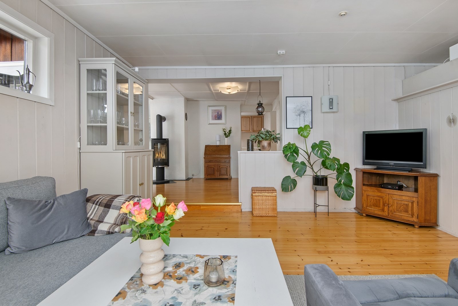 Tilbygget stue er i lyse farger Galleribilde