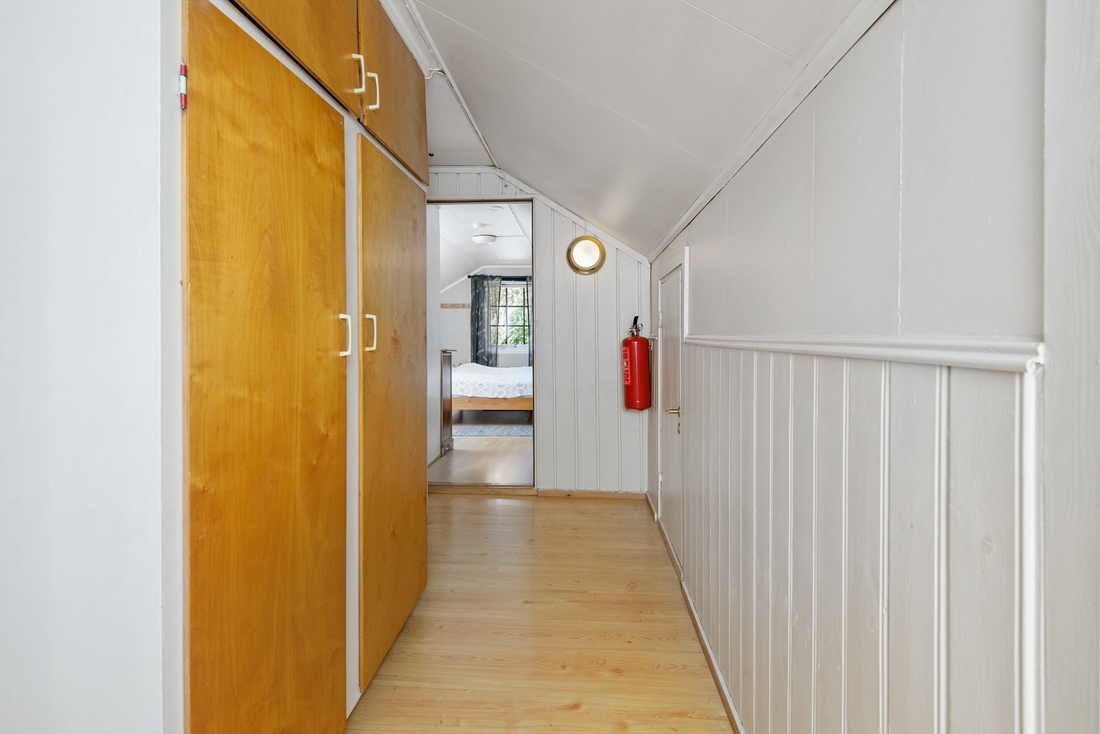 Gangareal i 2. etasje med plassbygget garderobe Galleribilde