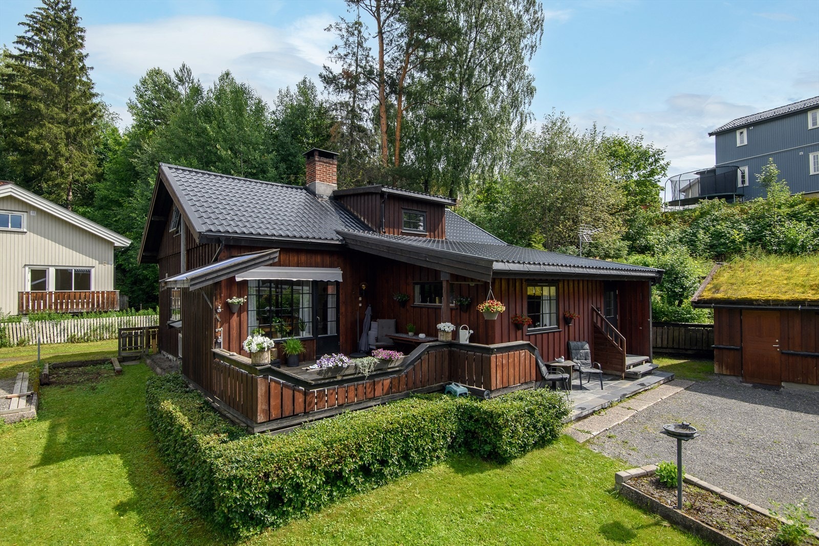 Velkommen til opprinnelig tømmerbolig som er blitt tilbygget i seinere tid Galleribilde