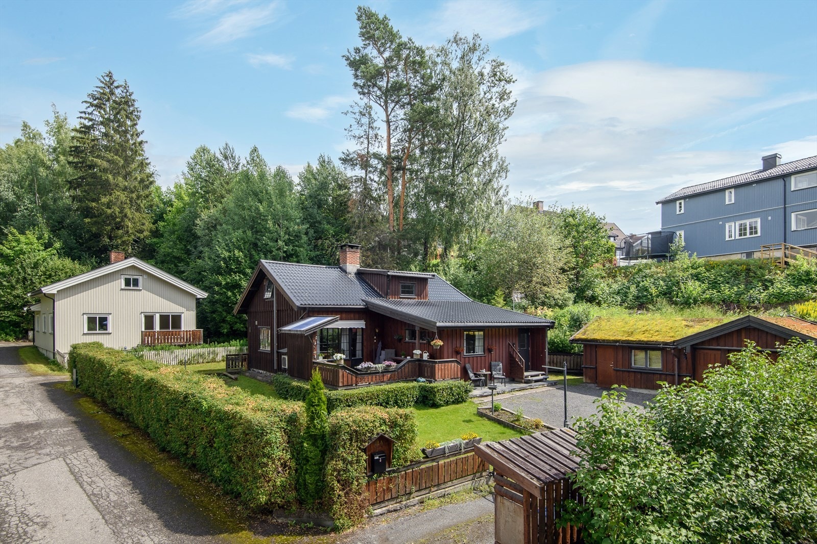 Eiendommen har et hyggelig, opparbeidet uteområde Galleribilde