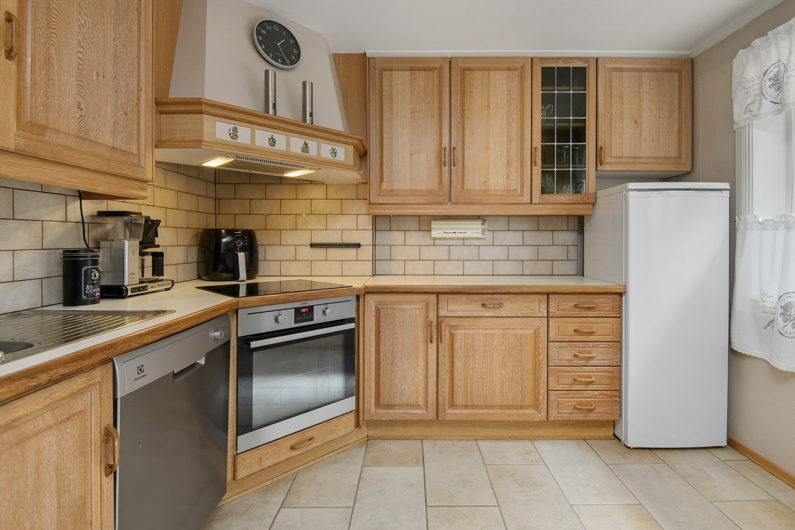 Kjøkken med over- og underskap, laminerte skrog med profilerte fronter i eik Galleribilde