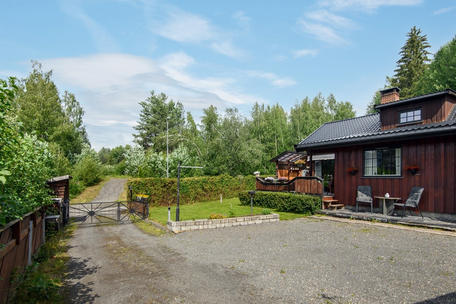 Gruset gårdsplass med parkeringsmuligheter Galleribilde