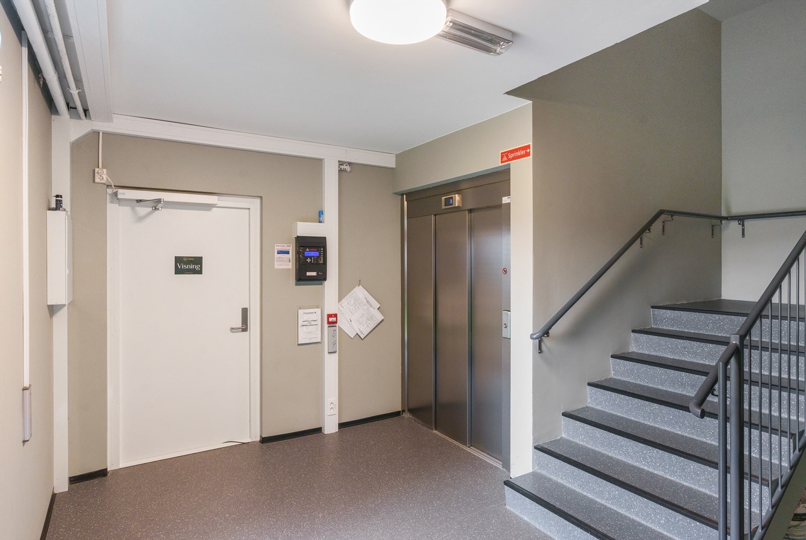 Romslig vestibyle med heis Galleribilde