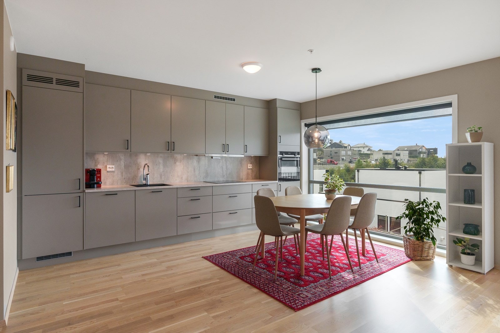 Herlig spiseplass ved stort vindu i kjøkken Galleribilde