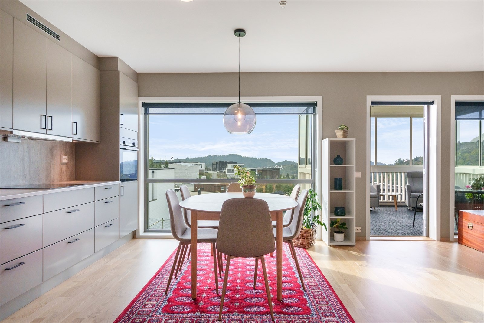 Alle vinduer mot vest har screen/rullegardiner Galleribilde