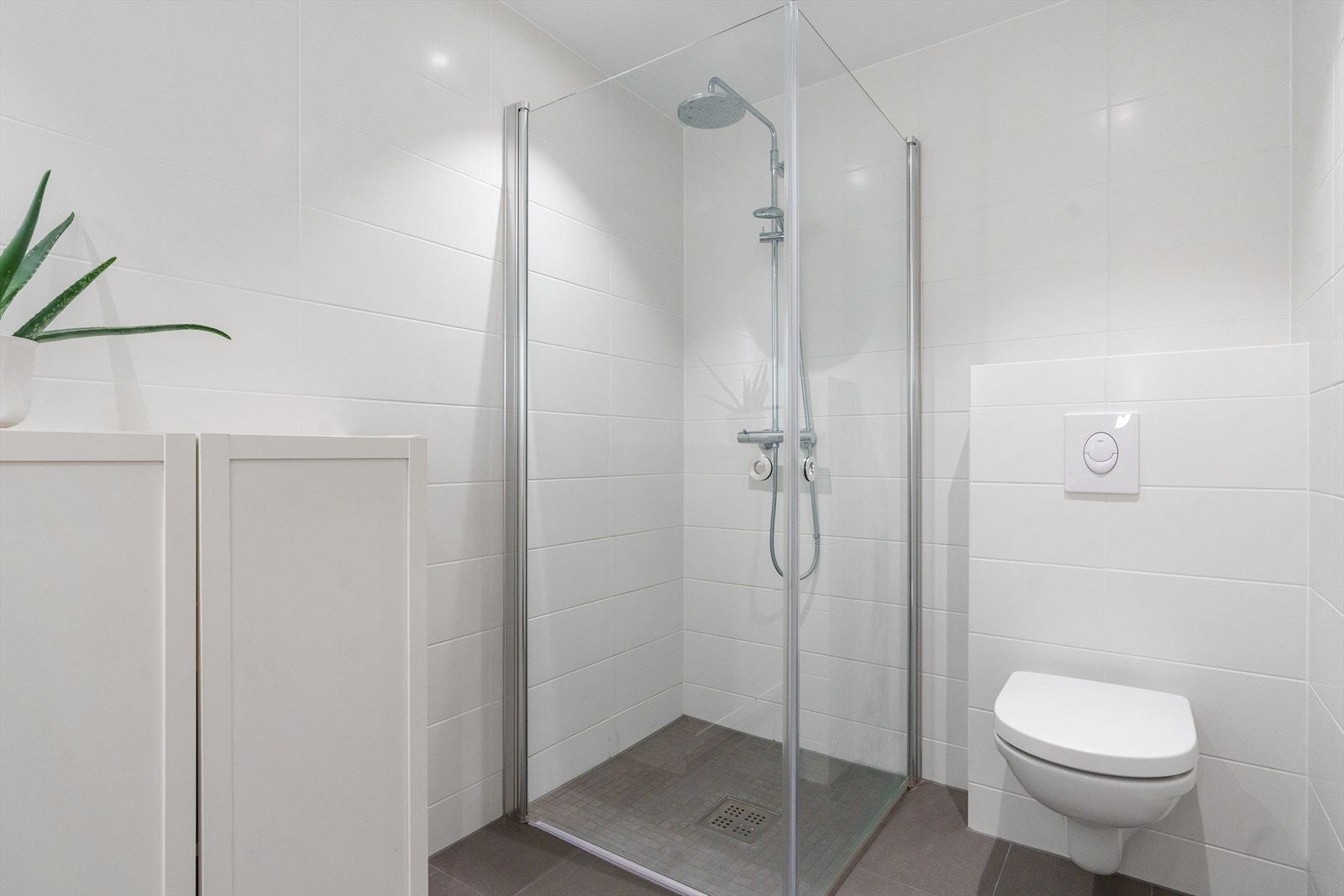 Pent, helfliset baderom med dusj/vaskeseksjon/wc Galleribilde