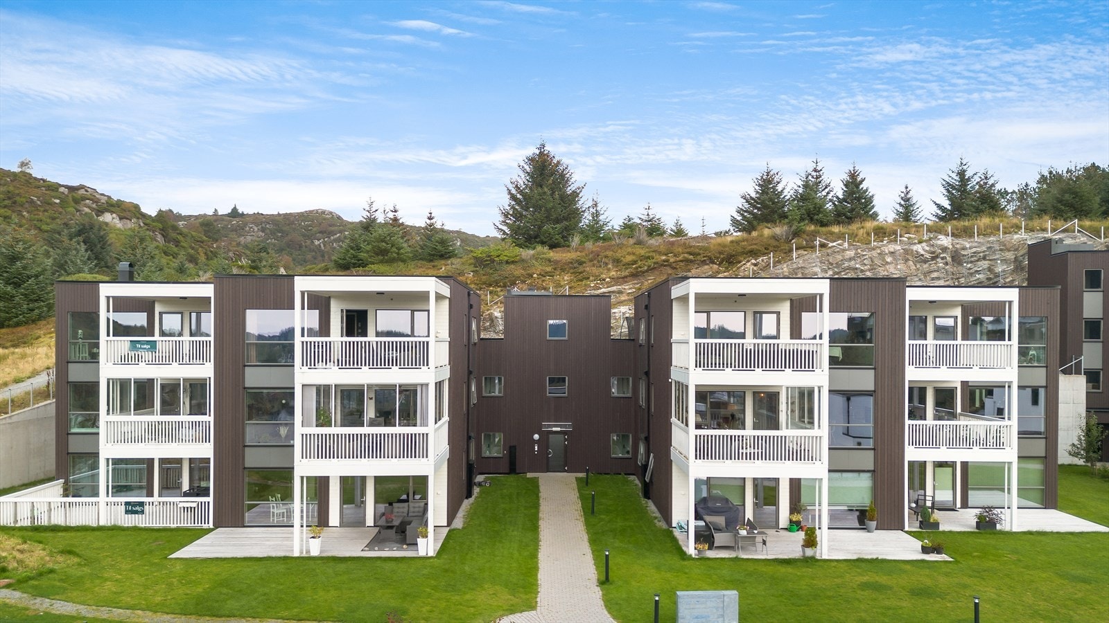 Flott, vestvendt beliggenhet med gode sol- og utsiktsforhold Galleribilde