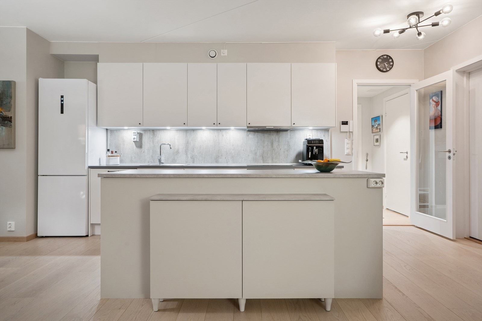 Det er montert vannstoppsystem og komfyrvakt. Avtrekk er via balansert anlegg Galleribilde