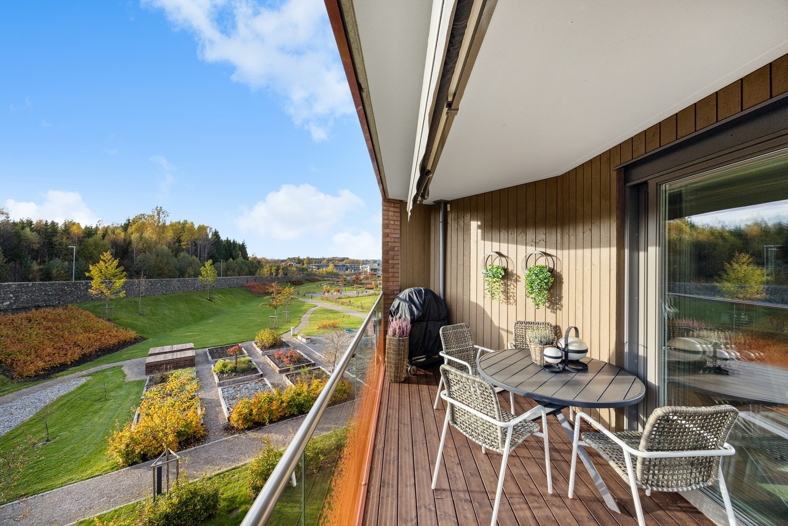 Flott og moderne sameie med pen opparbeidet fellesområde med blant annet parsellhager, lekeplass, beplantning og interne veier. Galleribilde