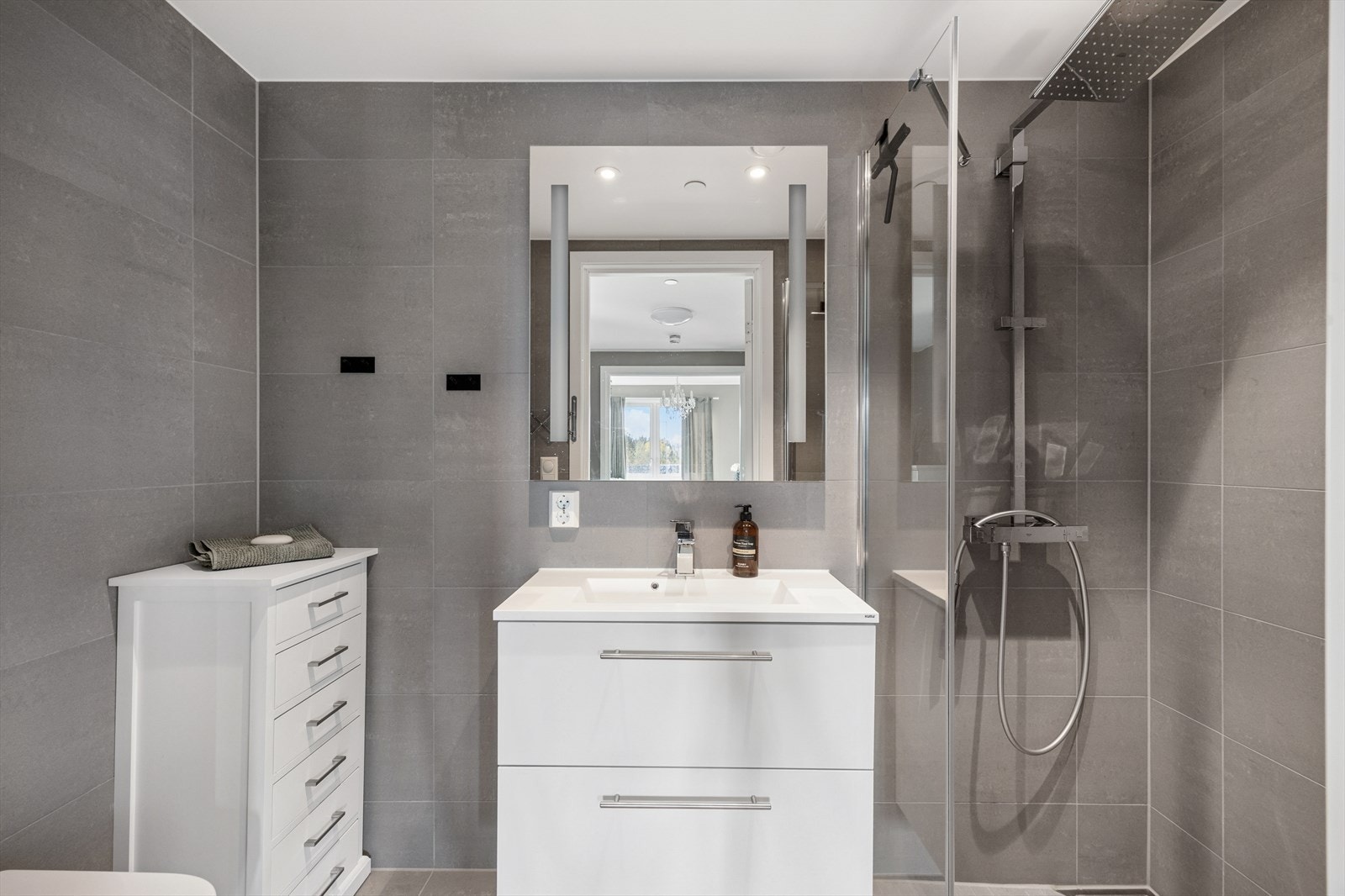 Leilighetens andre bad ligger i tilknytning til hovedsoverommet Galleribilde