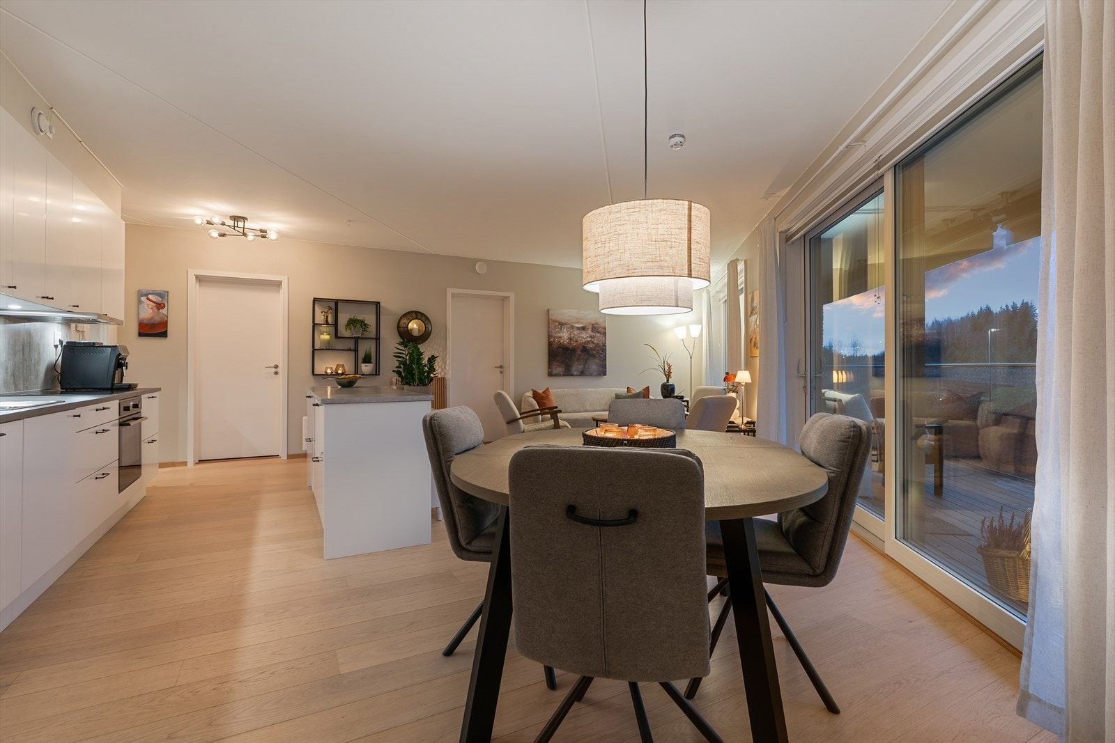 Åpen stue/ kjøkkenløsning med plass til og møblere i flere soner. God plass til sofagruppe og spisestue. Galleribilde