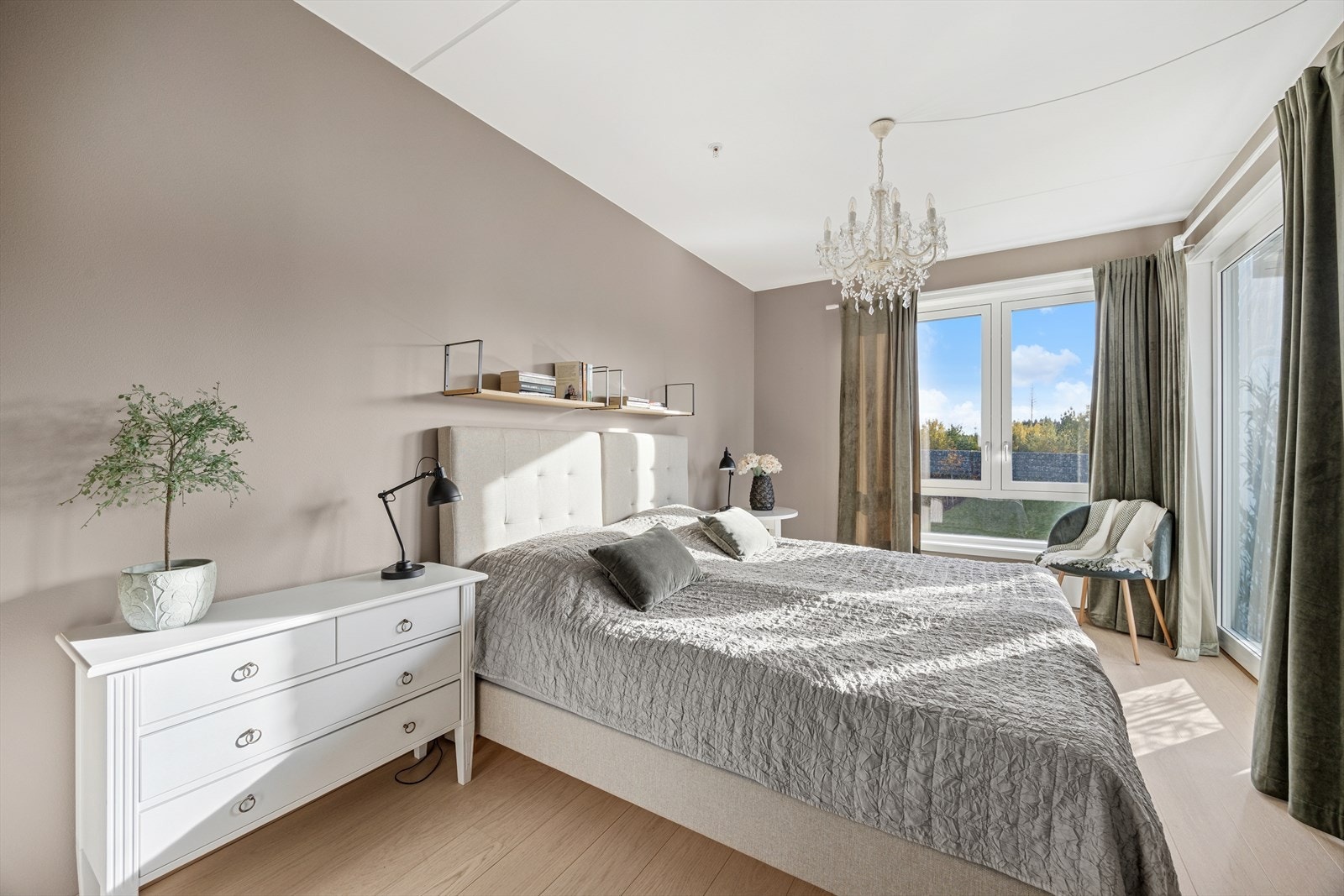 Lekkert hovedsoverom malt i moderne og behagelige farger. Store vindusflater som bidrar til et godt og naturlig lys. Galleribilde