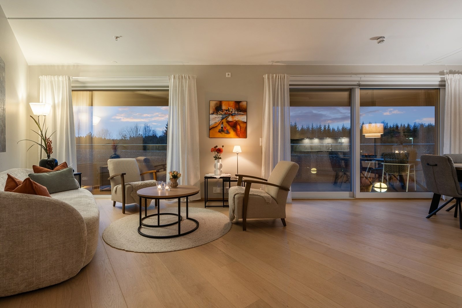 Store vindusflater som slipper inn rikelig med naturlig lys! Galleribilde