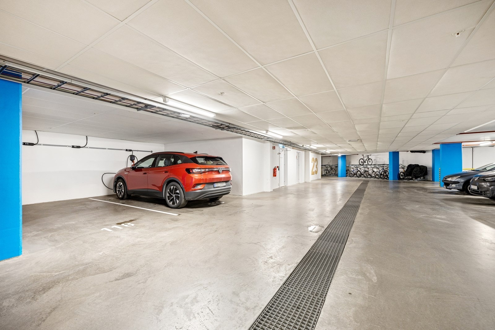 Det medfølger 2 parkeringsplasser i garasjeanlegget. Her finnes det også felles smørebod og vaskehall. Galleribilde