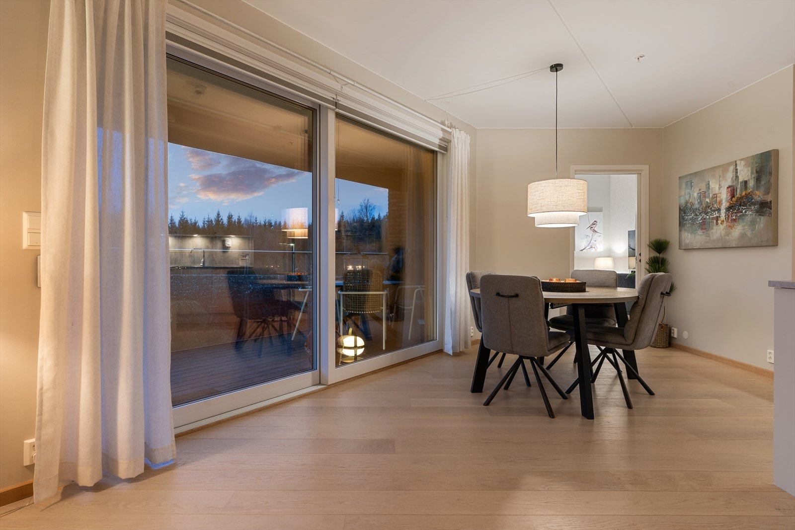 Det er god plass til spisebord. Skal man invitere til middag er det også plass til å utvide med langbord. Galleribilde