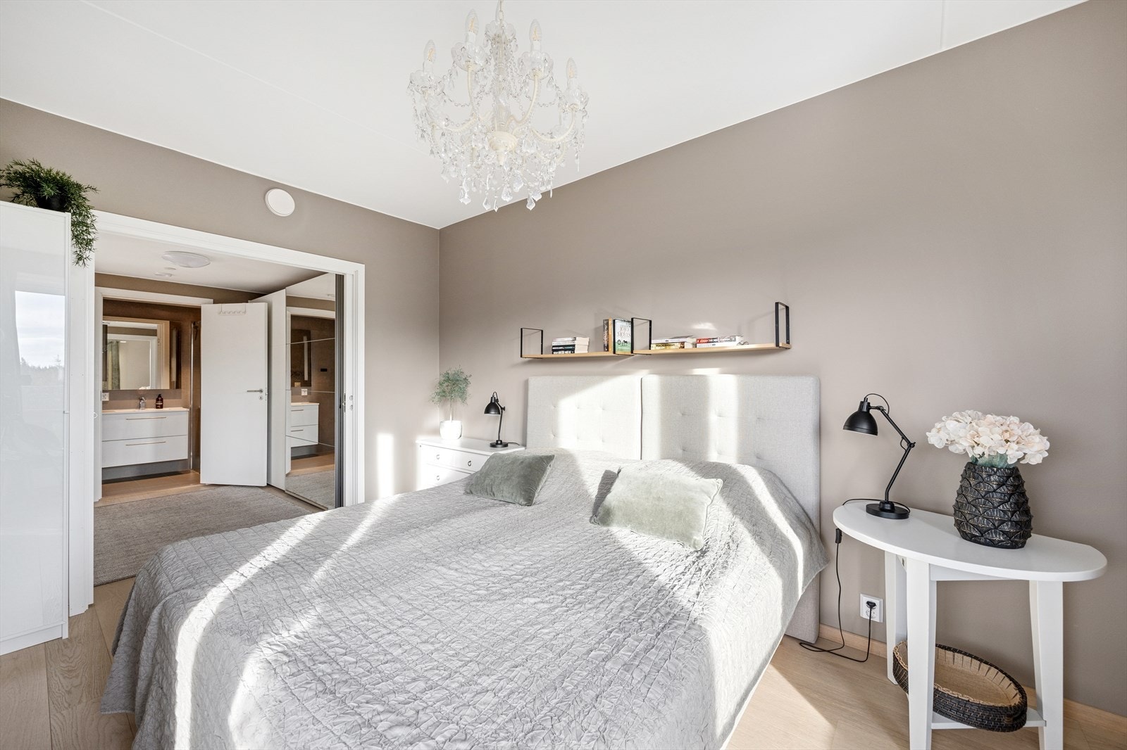 Fra soverommet er det adkomst til badet. Galleribilde