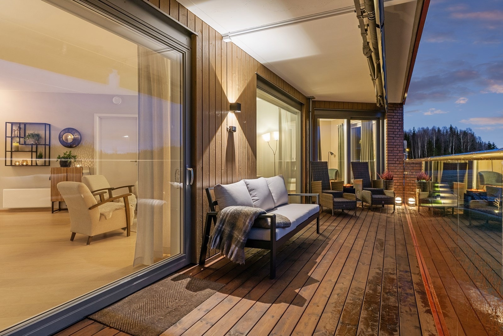 Det er utgang til en romslig balkong på ca. 22 kvm med flott utsyn ut over nærområdet. Det er ingen gjenboere! Galleribilde