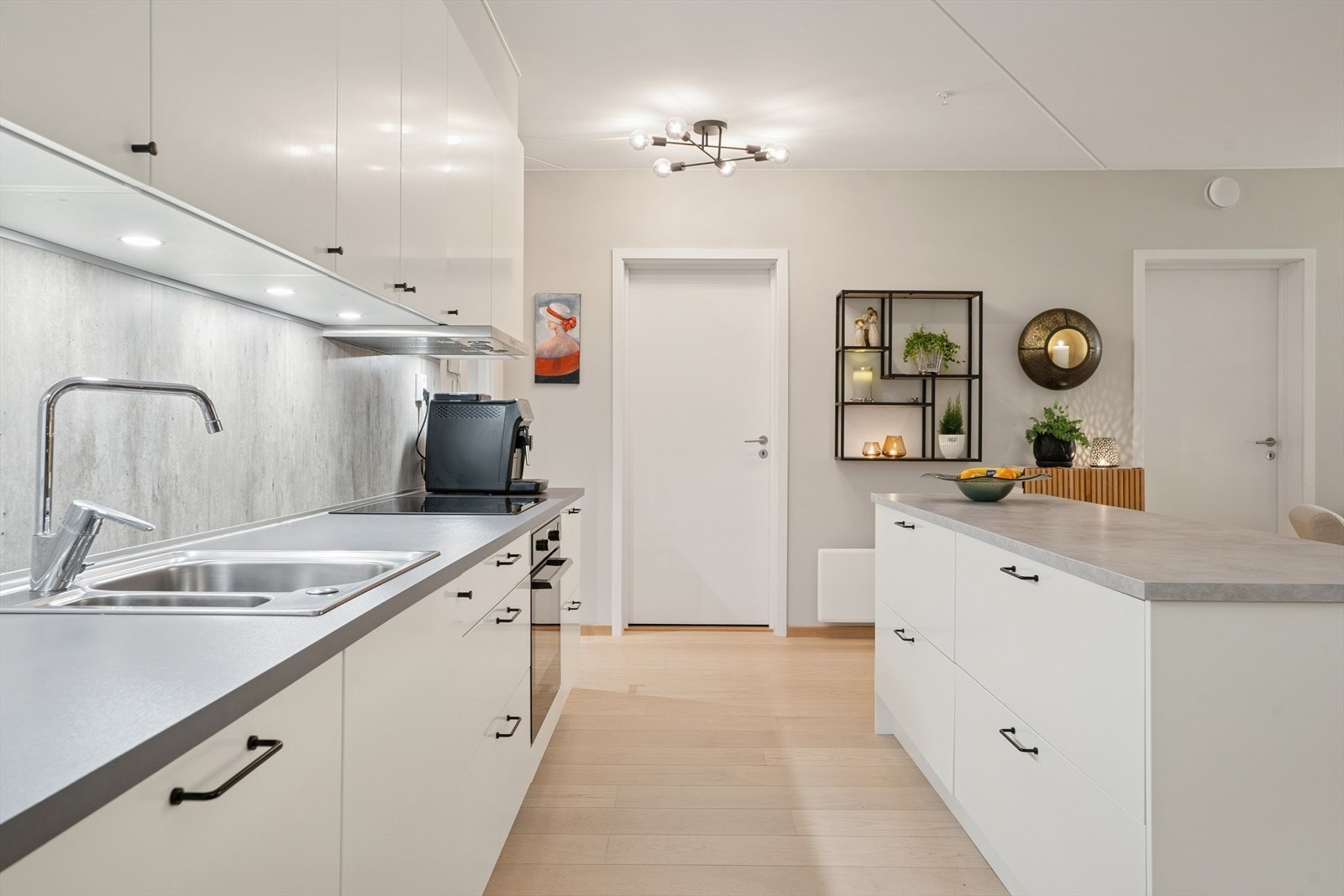 Moderne kjøkkeninnredning med glatte fronter og benkeplater av laminat. Galleribilde