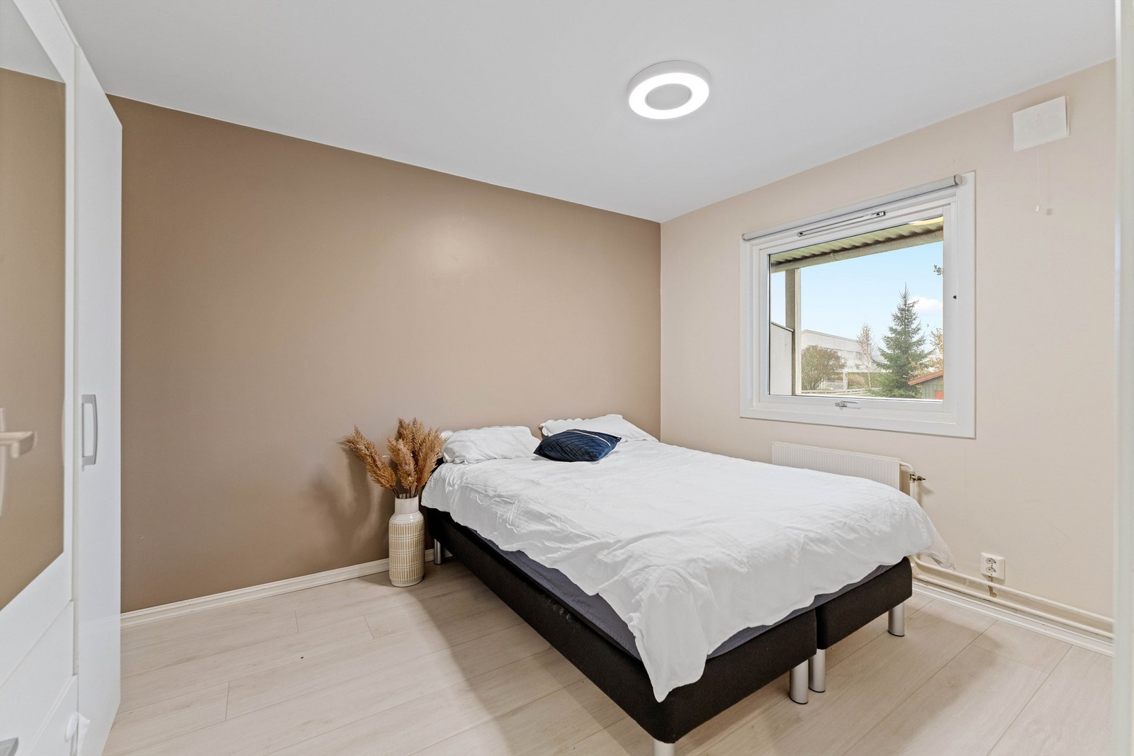 Pent og romslig soverom med god plass til stor seng og garderobeskap. Galleribilde