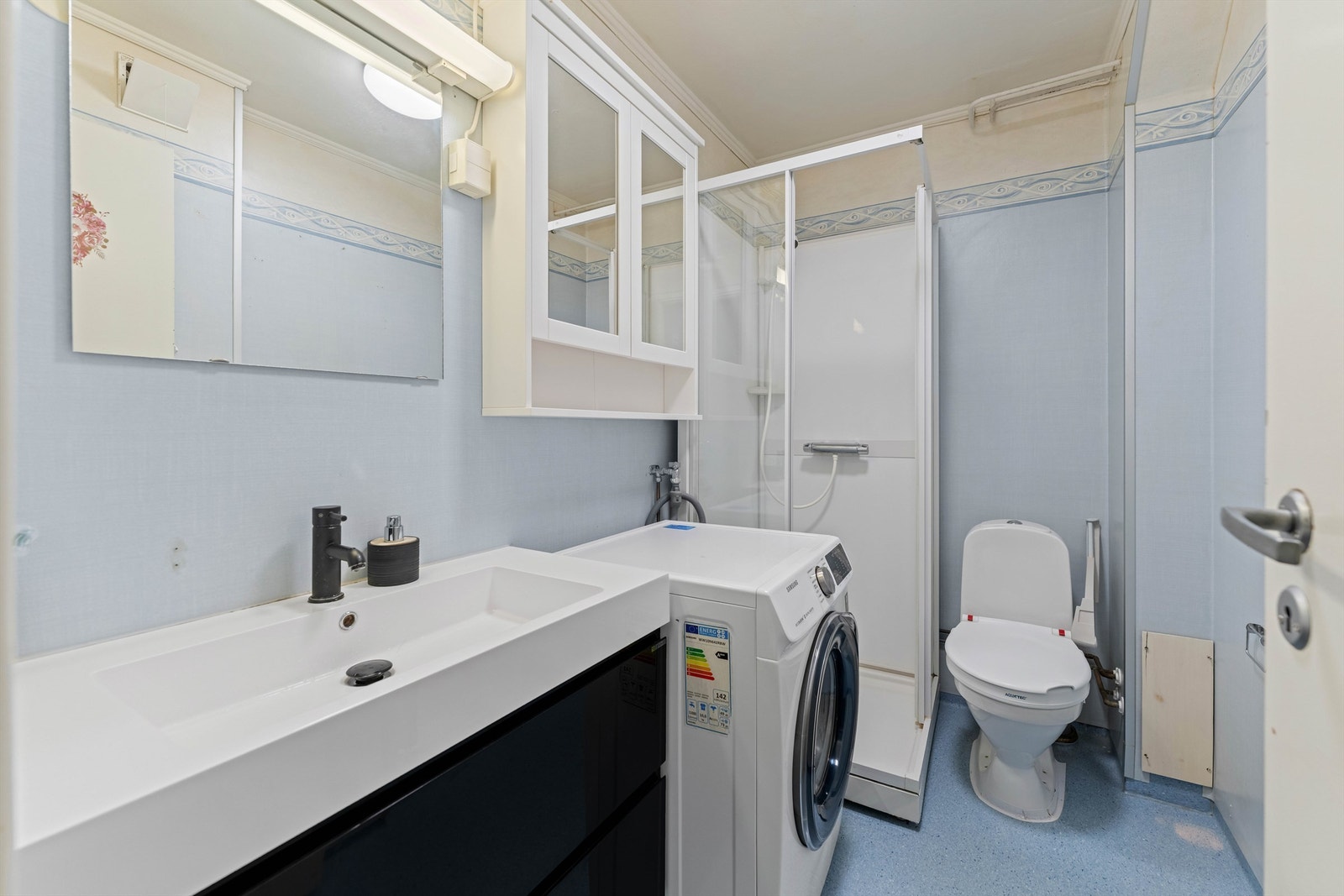 Leiligheten har eldre bad fra ukjent årstall. Galleribilde