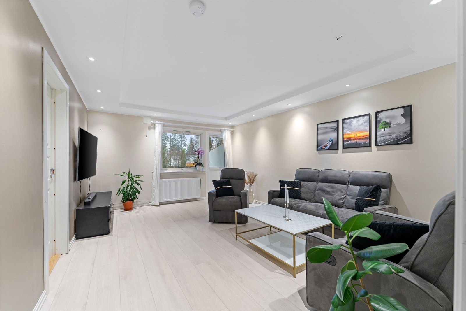 Stuen fremstår pen med downlightskasse i himling. Galleribilde