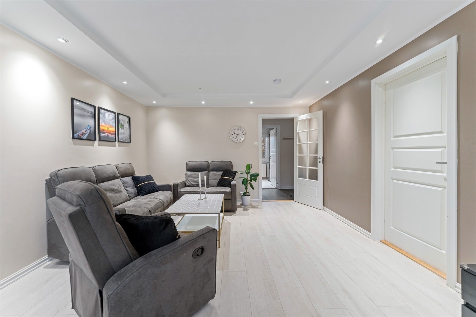 Det er god plass til sittegruppe, og på kortvegg kan man ha TV og benk etter ønske. Galleribilde