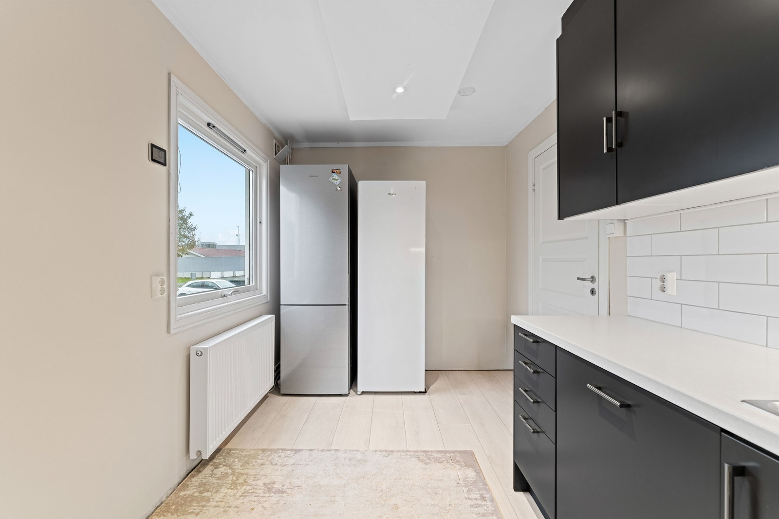 Kjøkkenet har malt himlingsflate med nedsenket kasse for downlights. Galleribilde