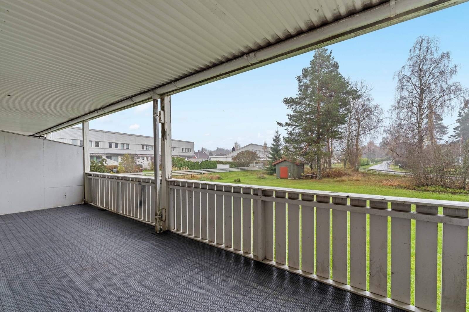 Stor balkong med god plass til flere sitteområder. Galleribilde