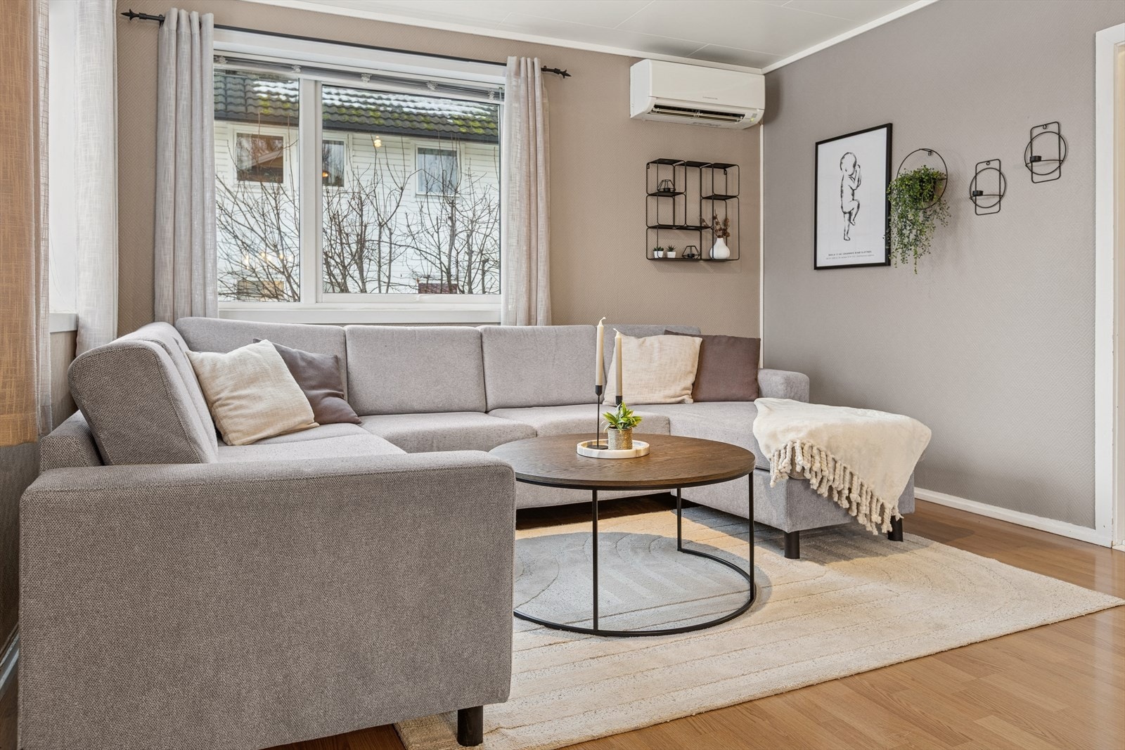 Boligen har fått flere oppgraderinger de senere årene. Stue, gang og soverom ble malt i perioden 2018-2020, noe som gir rommene et friskt og moderne preg. Galleribilde